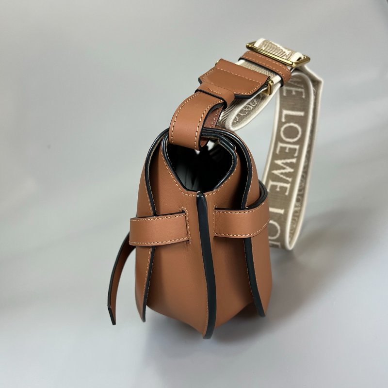 LOEWE 012242 棕皮革寬背帶GATE側肩包 小號-3