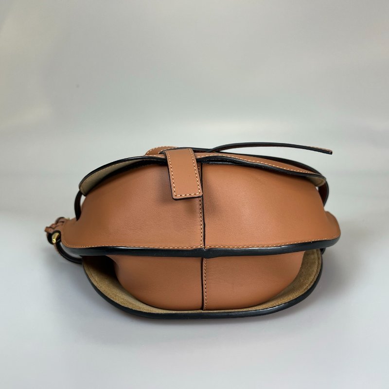 LOEWE 012242 棕皮革寬背帶GATE側肩包 小號-4