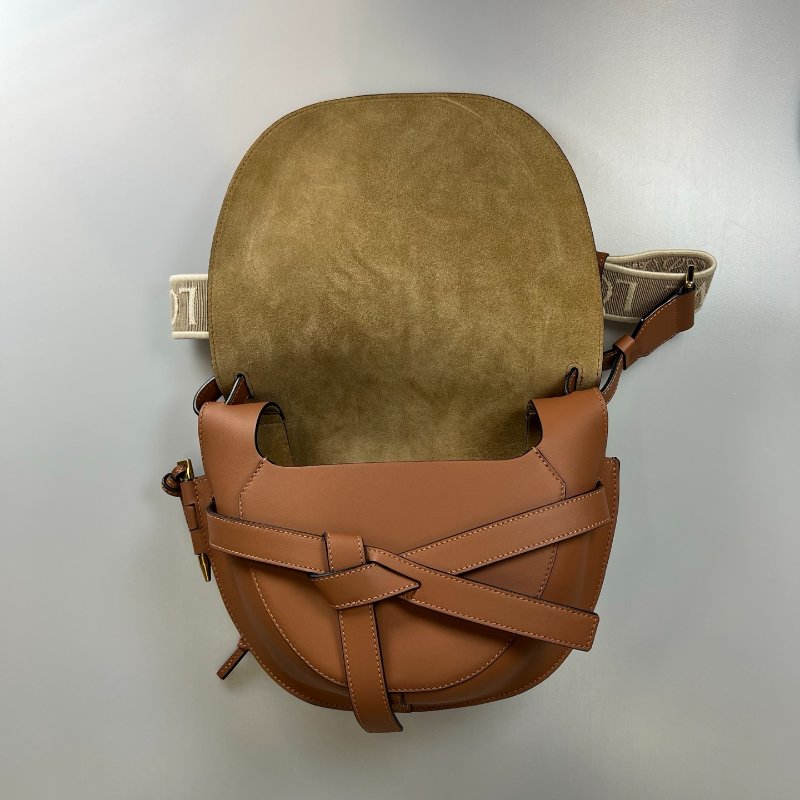 LOEWE 012242 棕皮革寬背帶GATE側肩包 小號-5