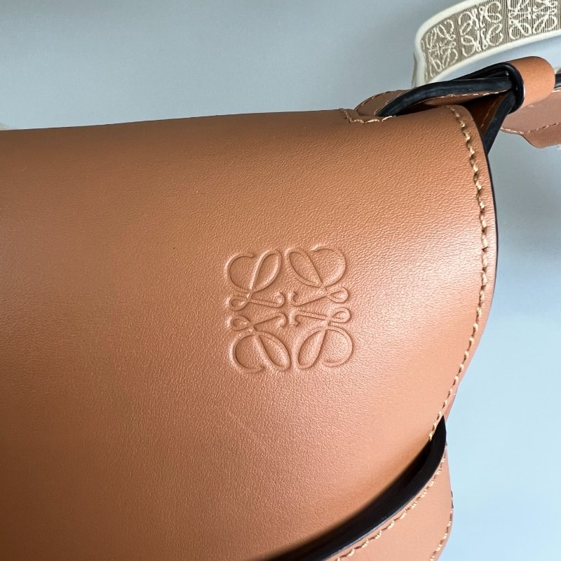 LOEWE 012242 棕皮革寬背帶GATE側肩包 小號-9