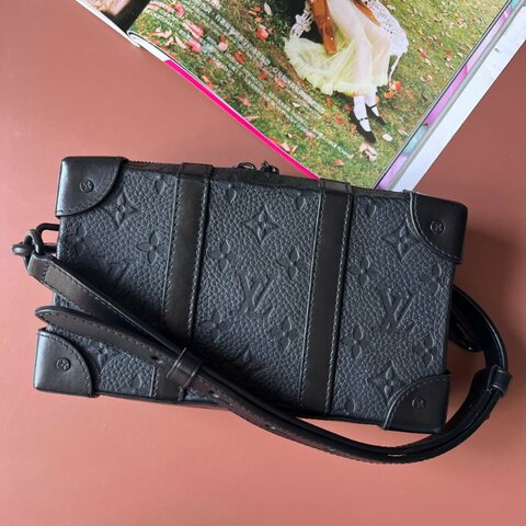 ::LOUIS VUITTON:: M80224 Monogram Taurillon Soft Trunk肩背袋 黑壓紋斜背包