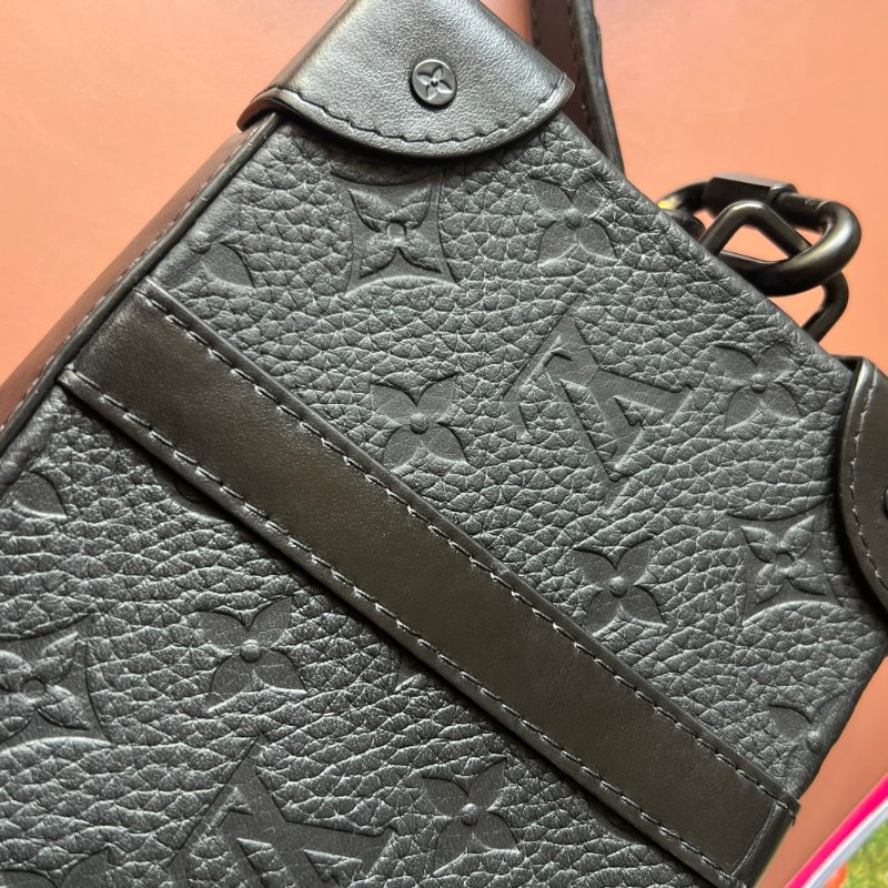 ::LOUIS VUITTON:: M80224 Monogram Taurillon Soft Trunk肩背袋 黑壓紋斜背包-4