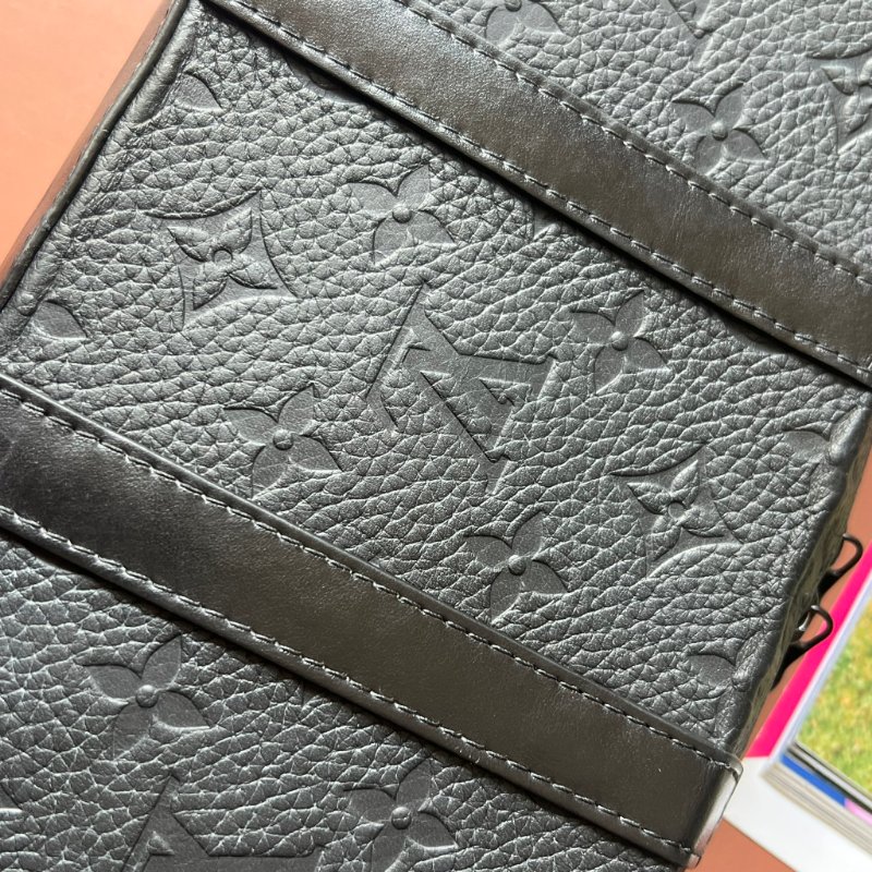 ::LOUIS VUITTON:: M80224 Monogram Taurillon Soft Trunk肩背袋 黑壓紋斜背包-5