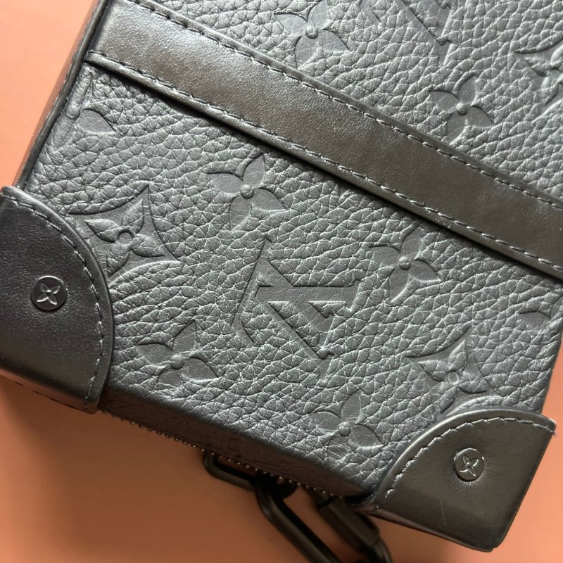 ::LOUIS VUITTON:: M80224 Monogram Taurillon Soft Trunk肩背袋 黑壓紋斜背包-6