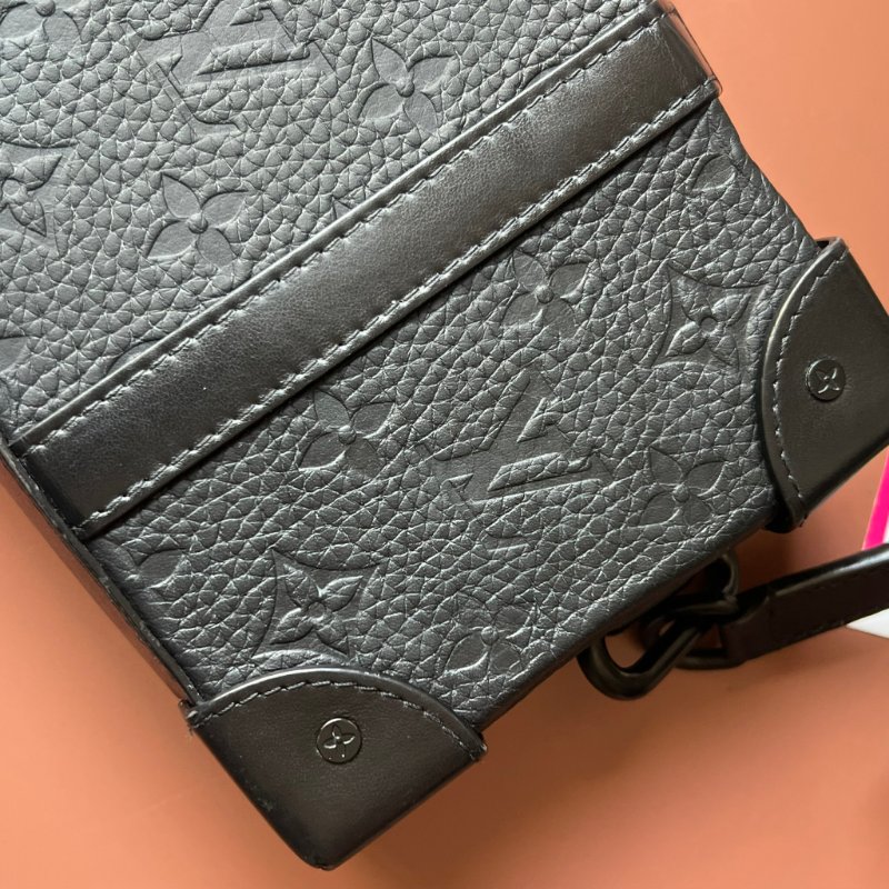 ::LOUIS VUITTON:: M80224 Monogram Taurillon Soft Trunk肩背袋 黑壓紋斜背包-7