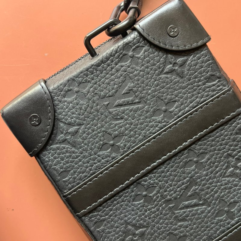 ::LOUIS VUITTON:: M80224 Monogram Taurillon Soft Trunk肩背袋 黑壓紋斜背包-9
