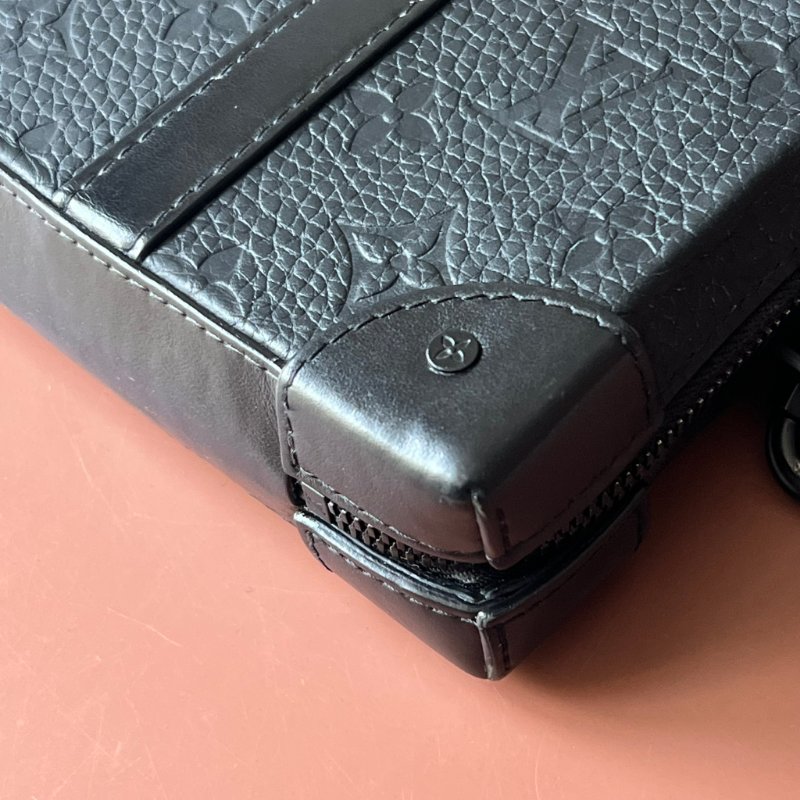 ::LOUIS VUITTON:: M80224 Monogram Taurillon Soft Trunk肩背袋 黑壓紋斜背包-11