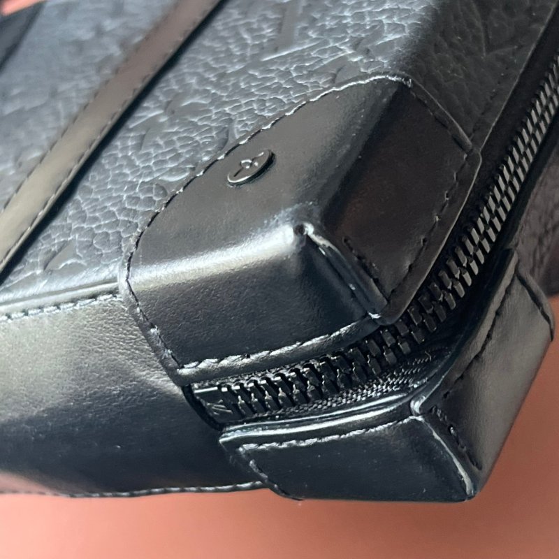 ::LOUIS VUITTON:: M80224 Monogram Taurillon Soft Trunk肩背袋 黑壓紋斜背包-13