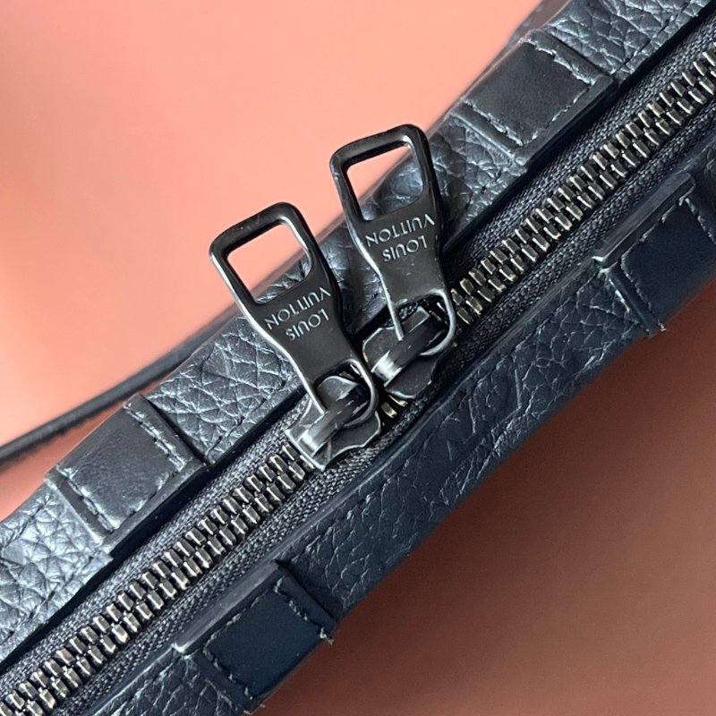 ::LOUIS VUITTON:: M80224 Monogram Taurillon Soft Trunk肩背袋 黑壓紋斜背包-14
