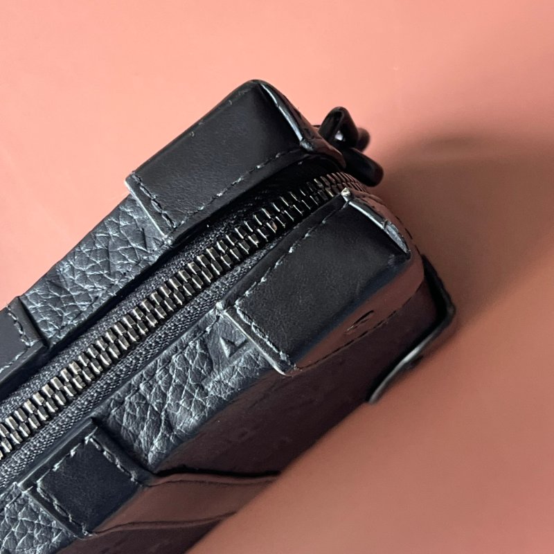 ::LOUIS VUITTON:: M80224 Monogram Taurillon Soft Trunk肩背袋 黑壓紋斜背包-16