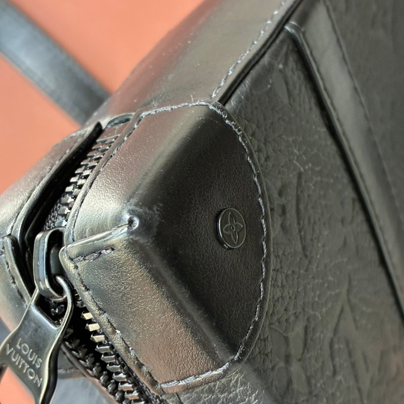 ::LOUIS VUITTON:: M80224 Monogram Taurillon Soft Trunk肩背袋 黑壓紋斜背包-21