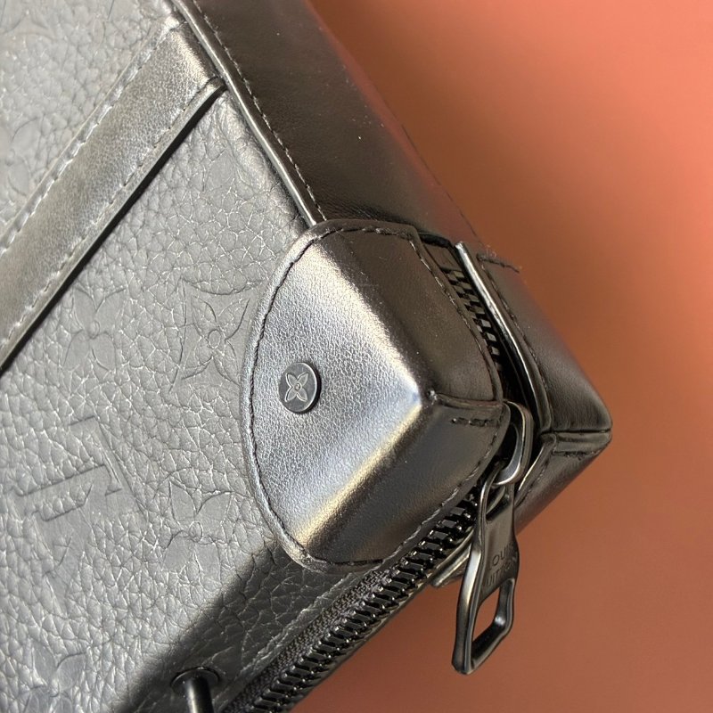 ::LOUIS VUITTON:: M80224 Monogram Taurillon Soft Trunk肩背袋 黑壓紋斜背包-22