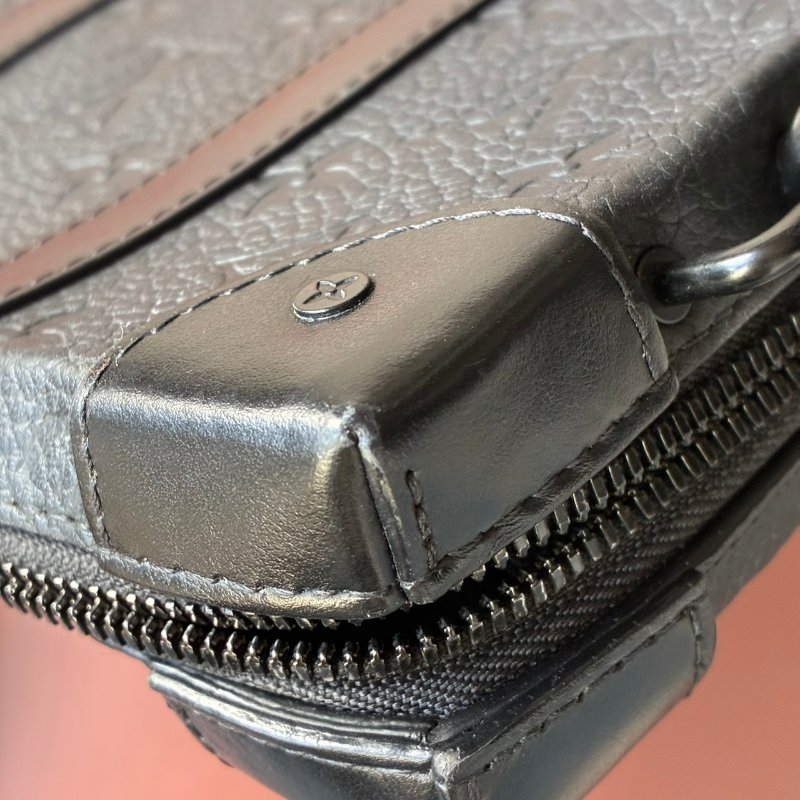 ::LOUIS VUITTON:: M80224 Monogram Taurillon Soft Trunk肩背袋 黑壓紋斜背包-24