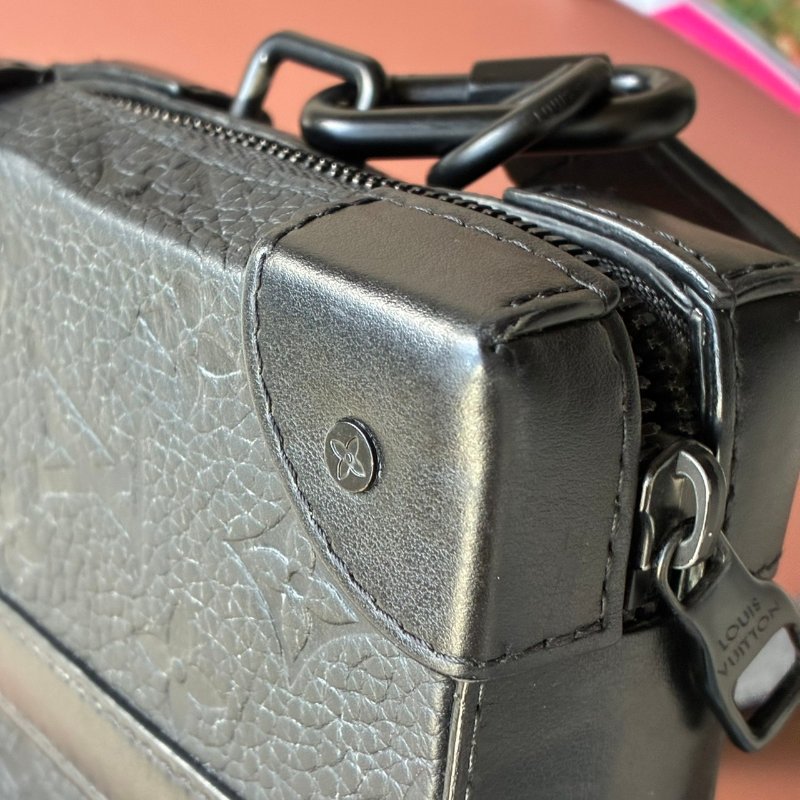 ::LOUIS VUITTON:: M80224 Monogram Taurillon Soft Trunk肩背袋 黑壓紋斜背包-25