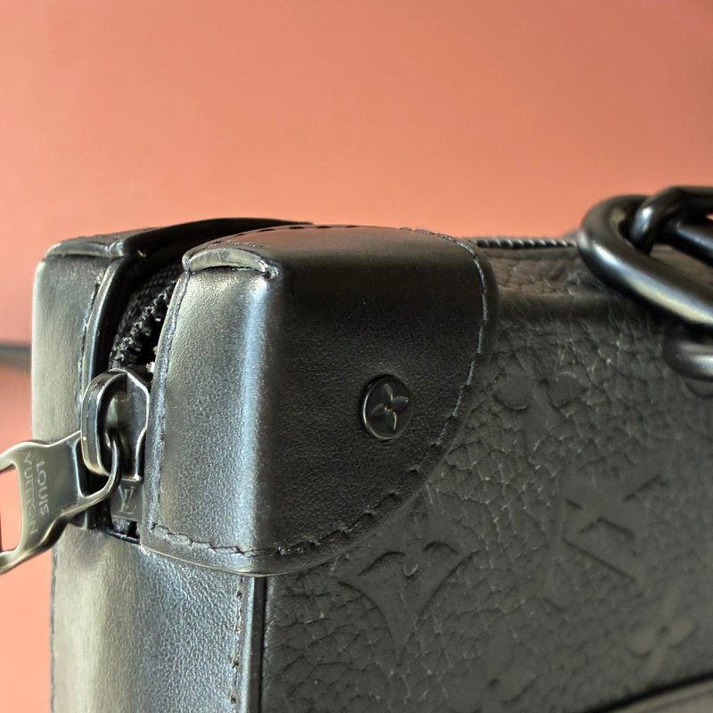 ::LOUIS VUITTON:: M80224 Monogram Taurillon Soft Trunk肩背袋 黑壓紋斜背包-26