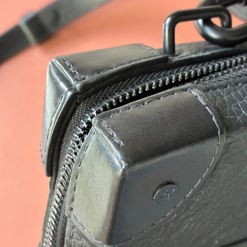 ::LOUIS VUITTON:: M80224 Monogram Taurillon Soft Trunk肩背袋 黑壓紋斜背包-29