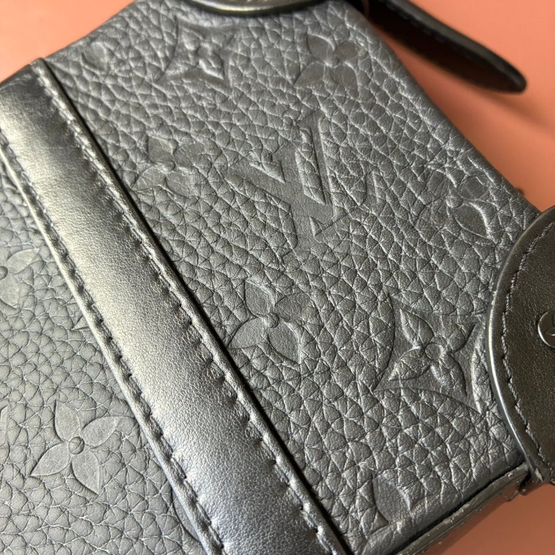 ::LOUIS VUITTON:: M80224 Monogram Taurillon Soft Trunk肩背袋 黑壓紋斜背包-32
