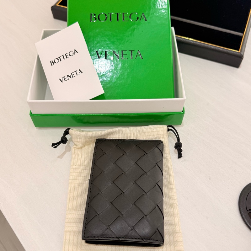 🍙閒置品 九成新🍙BOTTEGA VENETA 小牛皮黑色編織內對開6卡名片夾/卡片夾-1
