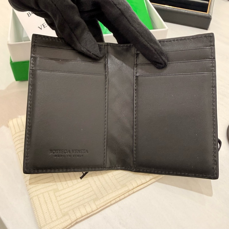 🍙閒置品 九成新🍙BOTTEGA VENETA 小牛皮黑色編織內對開6卡名片夾/卡片夾-3