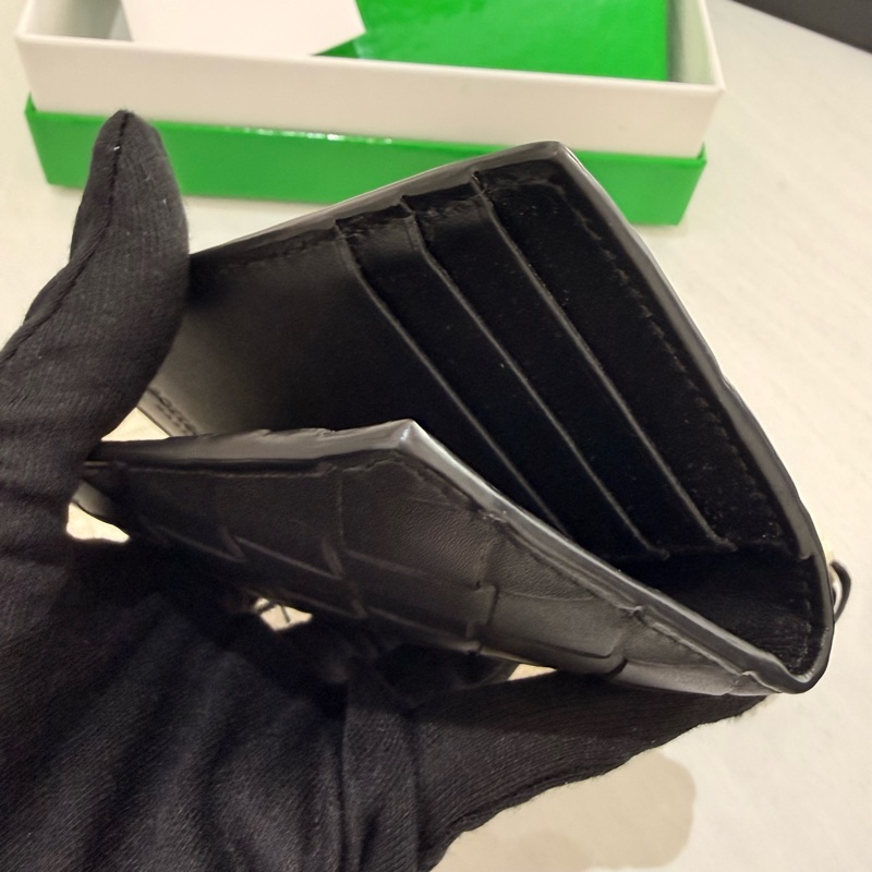 🍙閒置品 九成新🍙BOTTEGA VENETA 小牛皮黑色編織內對開6卡名片夾/卡片夾-7