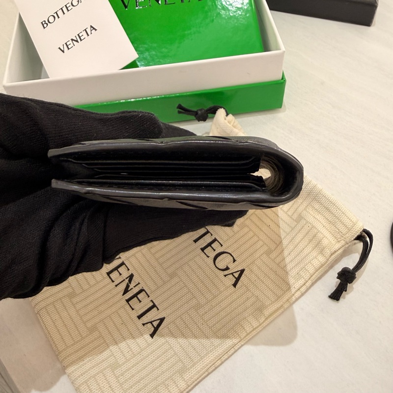 🍙閒置品 九成新🍙BOTTEGA VENETA 小牛皮黑色編織內對開6卡名片夾/卡片夾-11