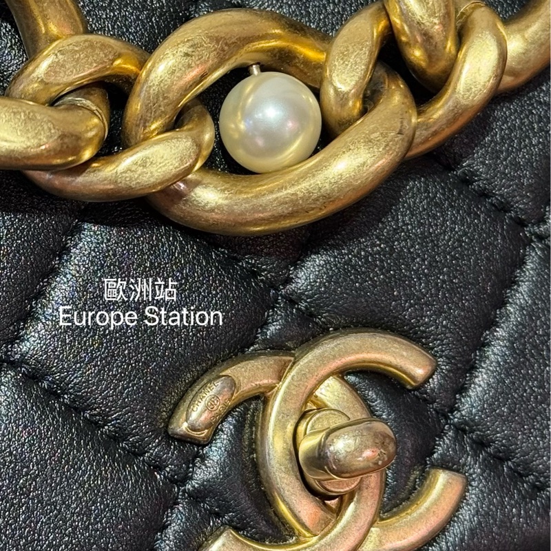 CHANEL黑色羊皮珍珠金鏈Flap Bag-2