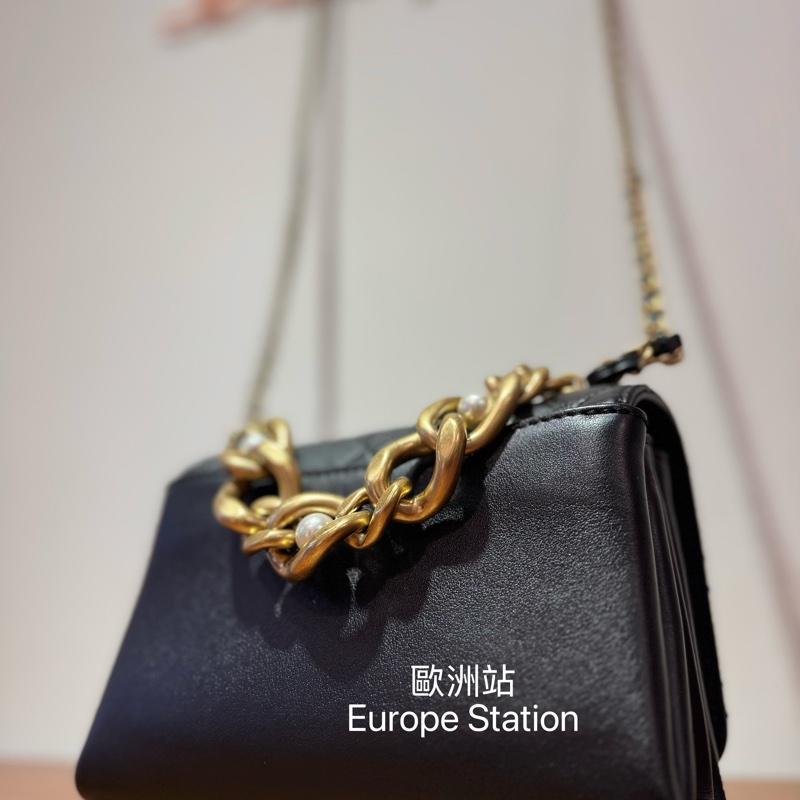CHANEL黑色羊皮珍珠金鏈Flap Bag-5