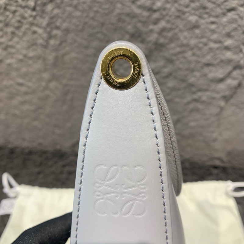 Loewe羅意威 Luna小號月亮包腋下包 尺寸:29*22-17