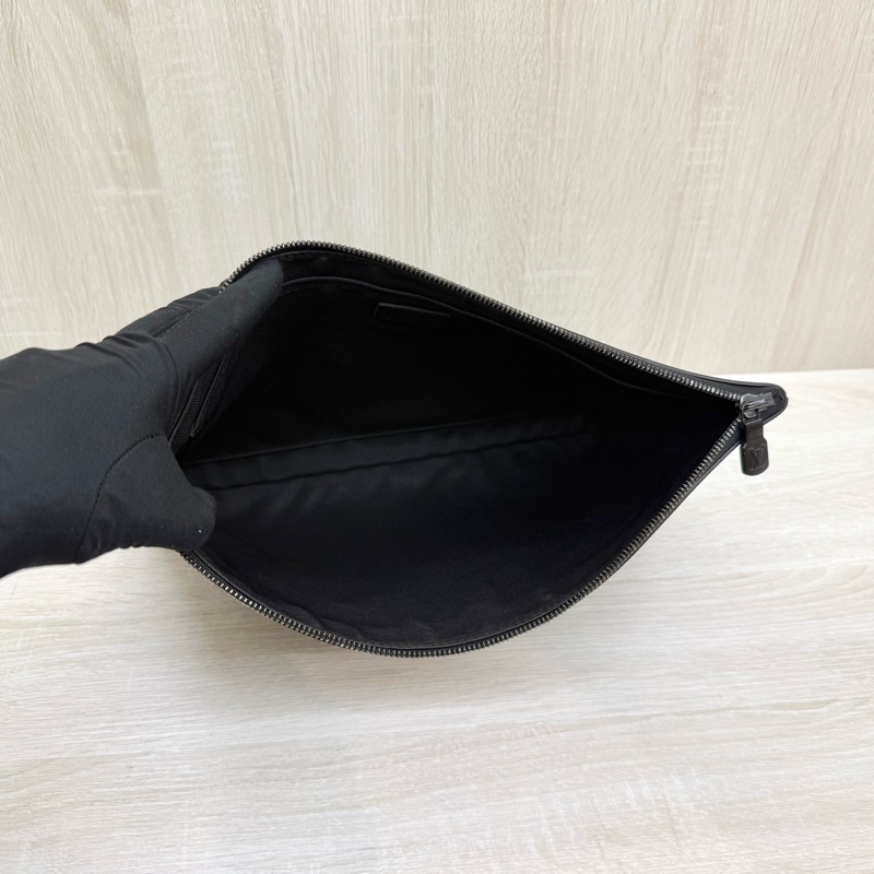 LV黑色牛皮Shadow壓紋手拿包M62903-7