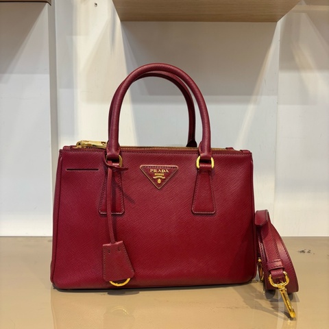 Prada 酒紅防刮牛皮Mini Galleris Saffiano 殺手包