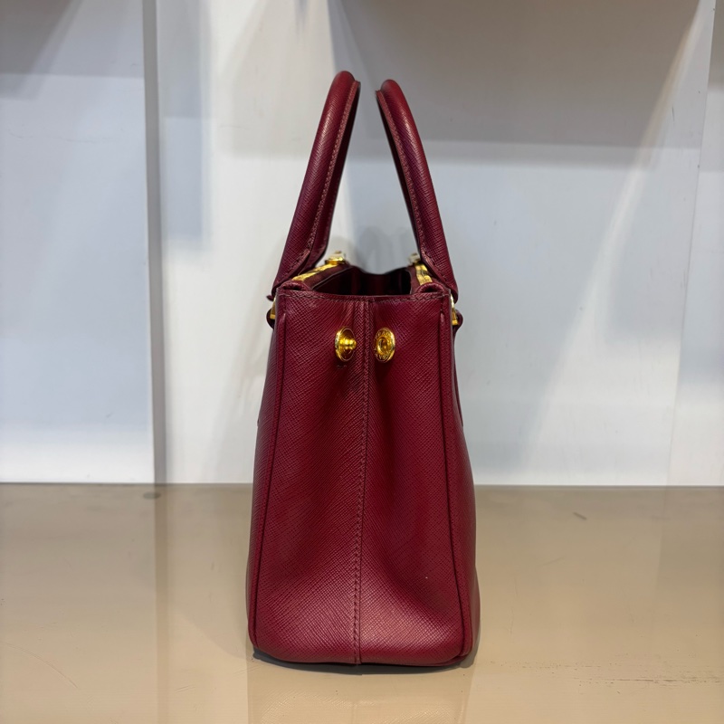 Prada 酒紅防刮牛皮Mini Galleris Saffiano 殺手包-3