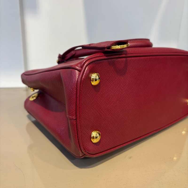 Prada 酒紅防刮牛皮Mini Galleris Saffiano 殺手包-4