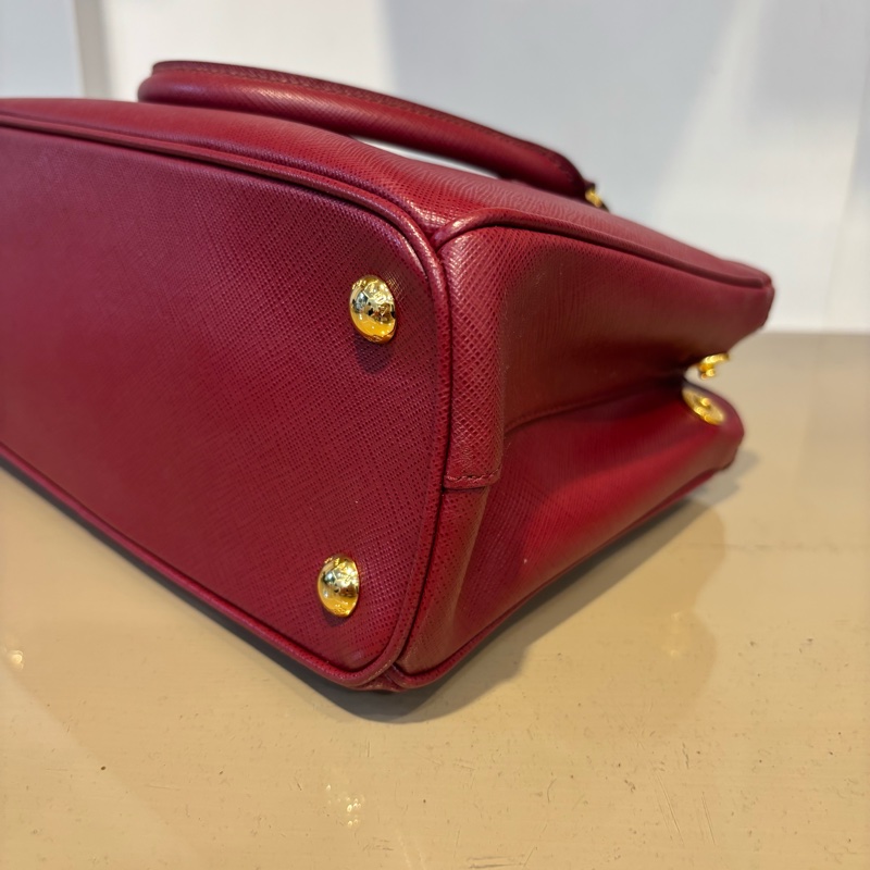 Prada 酒紅防刮牛皮Mini Galleris Saffiano 殺手包-5
