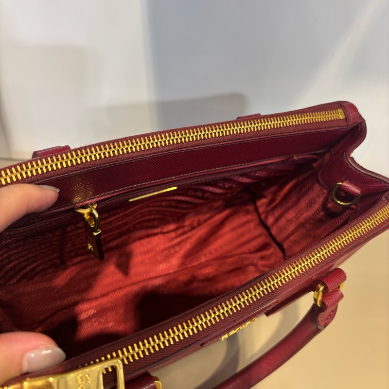 Prada 酒紅防刮牛皮Mini Galleris Saffiano 殺手包-6