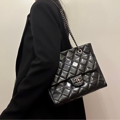 Chanel🖤黑銀油蠟牛皮肩背包A92373
