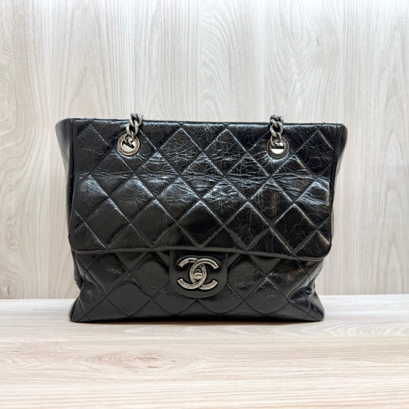 Chanel🖤黑銀油蠟牛皮肩背包A92373-1