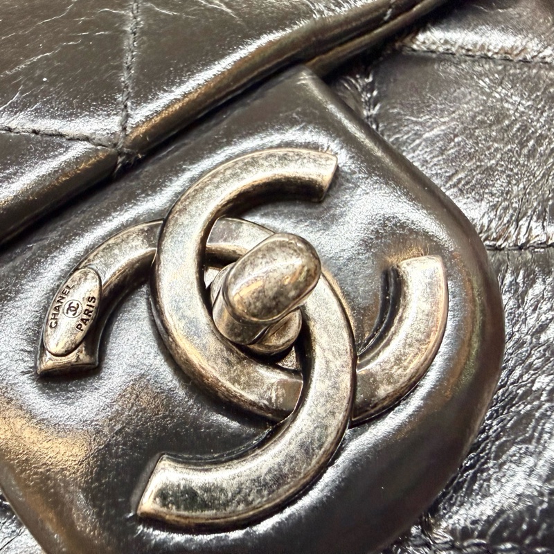 Chanel🖤黑銀油蠟牛皮肩背包A92373-10