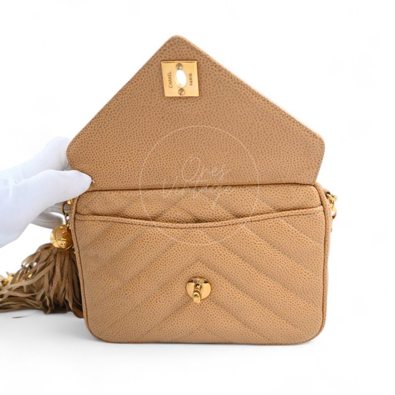 中古 Chanel 香奈兒 米色 荔枝紋/魚子醬皮革 V紋流蘇 迷你相機包-18