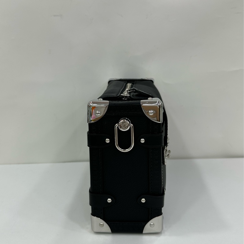 LV 路易威登side trunk黑銀中型 黑銀軟盒包 谷愛凌同款 五金部分帶膜 閒置 有購證-4