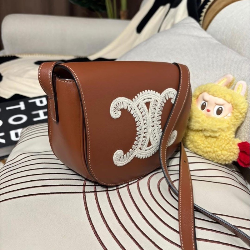 Celine Folco Cuir Triomphe 刺繡凱旋門 光滑牛皮革馬鞍包-1