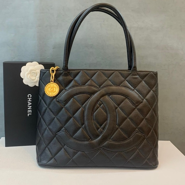 CHANEL 經典黑色菱格金幣托特包-5