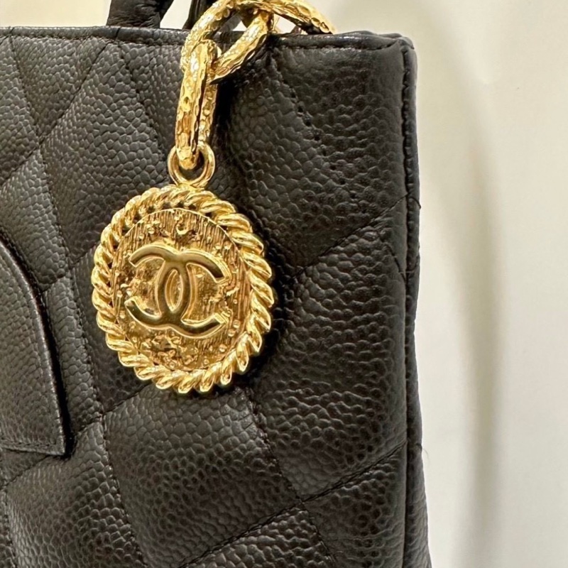 CHANEL 經典黑色菱格金幣托特包-6
