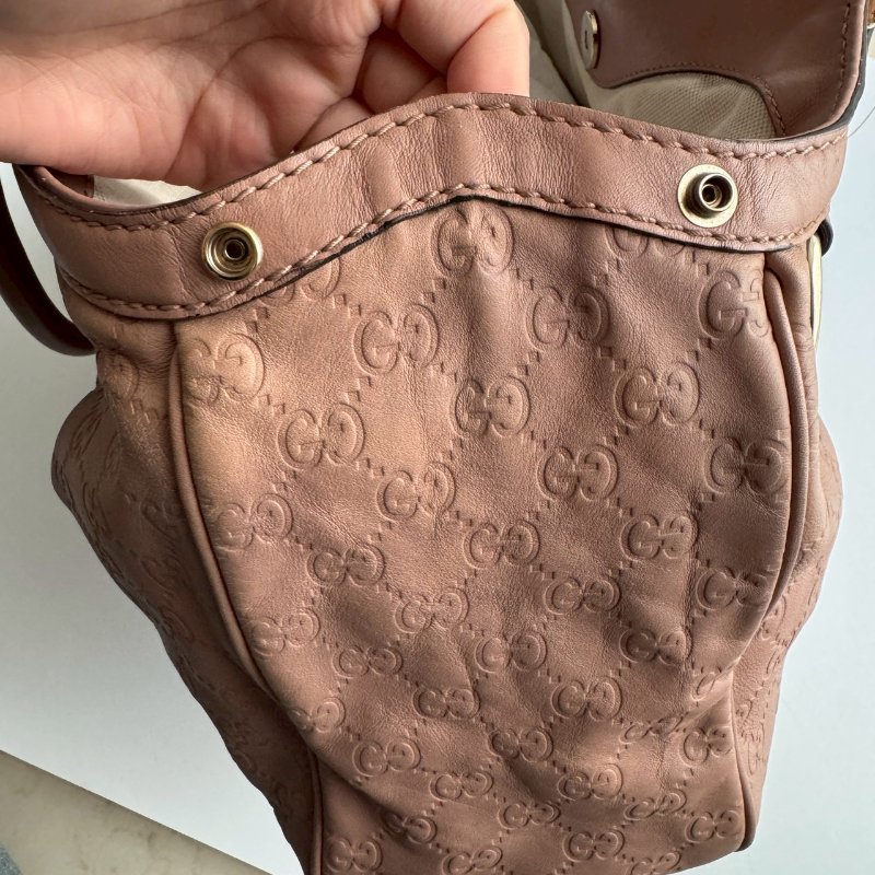 ✨史上最便宜 Gucci 粉駝色壓紋肩背包-16