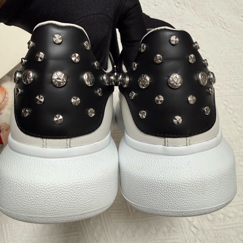 Alexander McQueen 麥昆 黑尾鉚釘裝飾牛皮休閒鞋-5