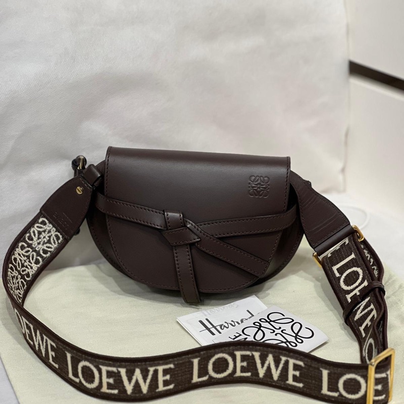🌷帶票帶吊牌！Loewe 羅意威 Mini Gate Dual 迷你寬肩帶 巧克力棕色-0