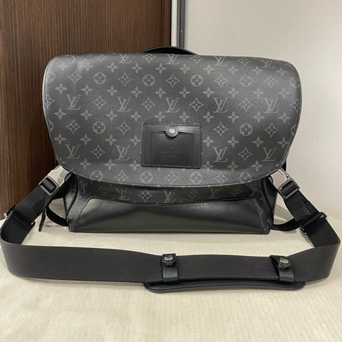 LV路易威登 Voyage 牛皮 单肩包斜挎包 中号 男款 黑色，