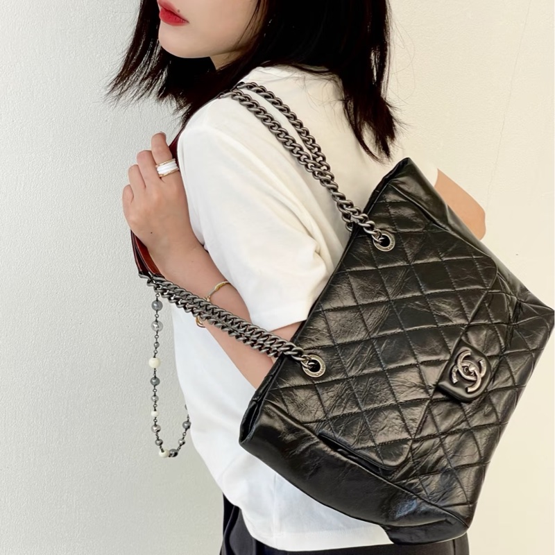 香奈兒CHANEL黑色油蠟牛皮銀釦孟買系列肩背包A92373 復古帥氣大容量流浪包 🖤-1