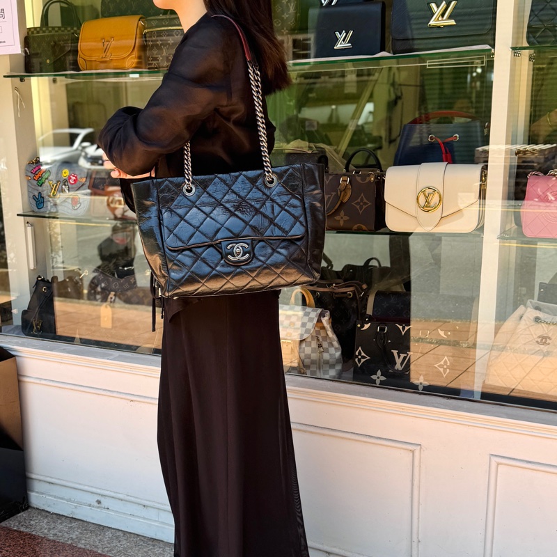 香奈兒CHANEL黑色油蠟牛皮銀釦孟買系列肩背包A92373 復古帥氣大容量流浪包 🖤-5