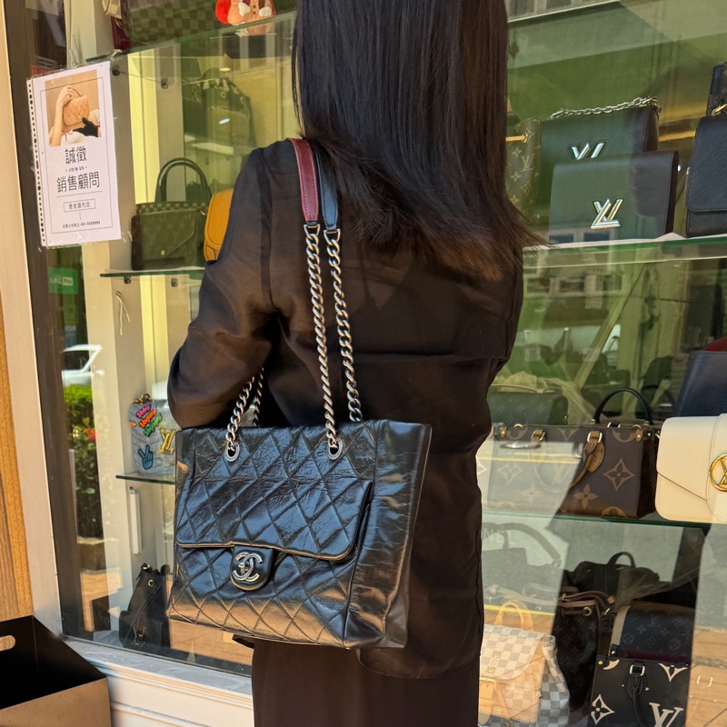 香奈兒CHANEL黑色油蠟牛皮銀釦孟買系列肩背包A92373 復古帥氣大容量流浪包 🖤-6