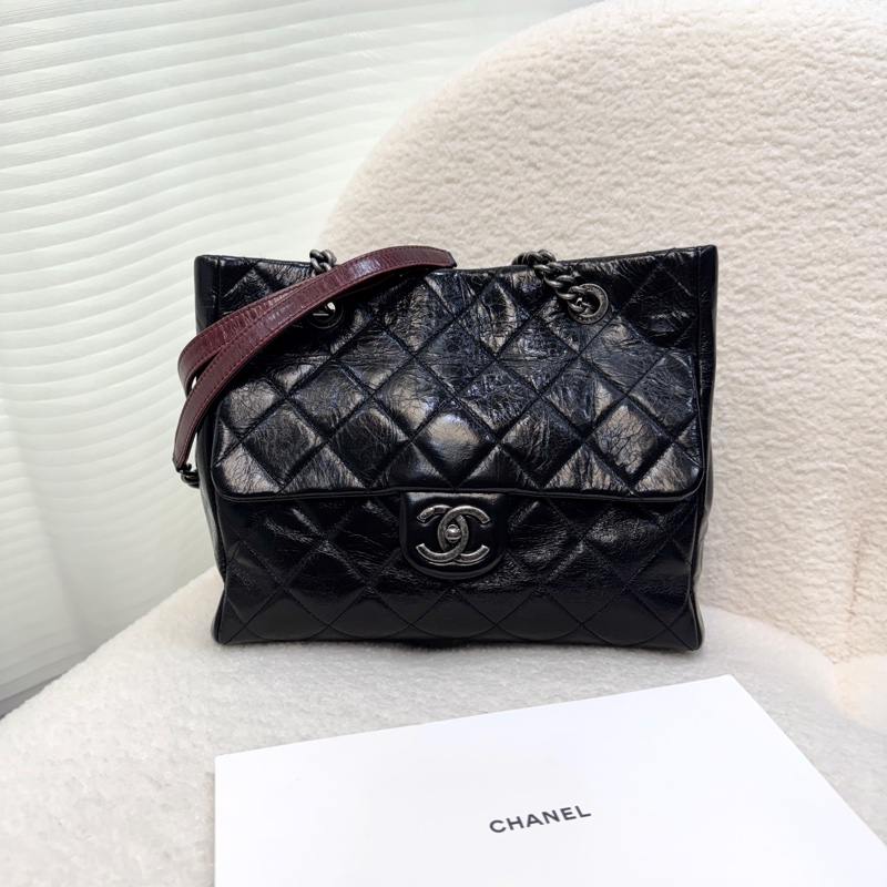 香奈兒CHANEL黑色油蠟牛皮銀釦孟買系列肩背包A92373 復古帥氣大容量流浪包 🖤-8
